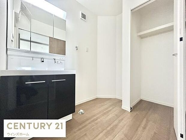 広々とした清潔感あふれる洗面室！三面鏡付きの洗面化粧台で収納力も非常に高く、毎日の支度が快適になります。衣類やタオル等を収納できるリネンスペースがあります。