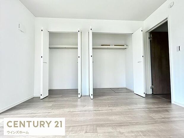 クローゼットが2ヵ所設置されており収納スペース豊富です！ご夫婦で分けてお使いいただくことも可能です！