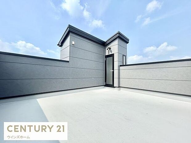 屋上にもう1つのリビングを！約10帖のルーフバルコニーは家族が揃う憩いのスペース！ルーフバルコニーにはスポットライトと水栓を装備！