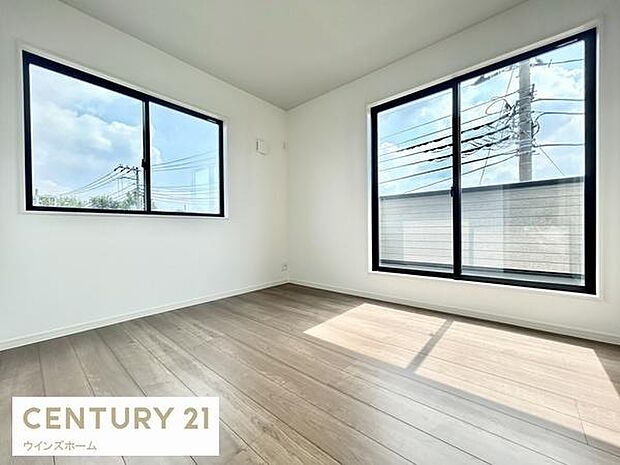 バルコニーに面した5.6帖の洋室は採光たっぷりの明るいお部屋です！クローゼット付きでお部屋を最大限広くお使いいただけます！