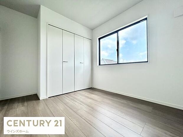 5.3帖の洋室！収納に困らないようクローゼット付き！お部屋の整理整頓もしやすくなります！