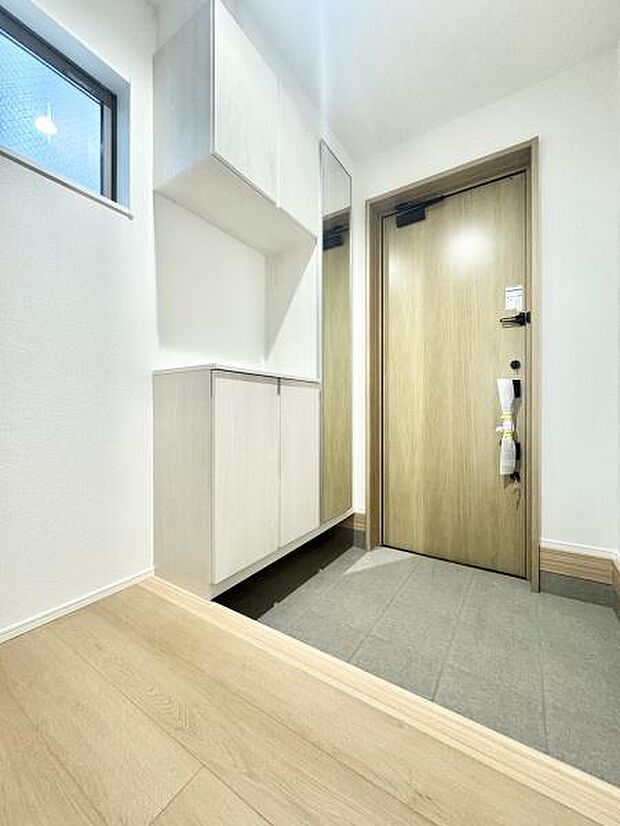 落ち着いた空間を演出しご家族や来客者を気持ちよく出迎える玄関！大容量の収納をご用意！全身ミラーはお部屋の奥行をより感じさせます。