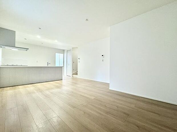 16.35帖の広々LDKは家族全員がゆったりとくつろげる空間です。リビングとダイニングを自由に使い分けられるため、様々なライフスタイルに対応します!