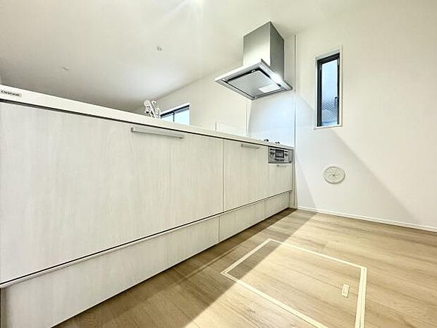 人気の対面式キッチンはリビング、ダイニングを一望できます！キッチンは作業スペースも広々しており収納にも困りません！