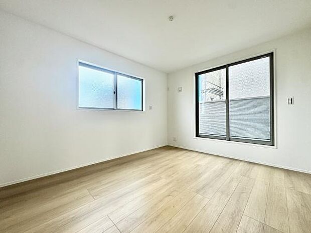 子ども部屋にも最適！バルコニーに面し、室内にたっぷりと自然光を取り入れることができ、明るく開放的な空間を作ります！