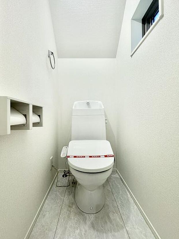 トイレは1階と2階にあります！いつでも快適に使える温水洗浄便座を設置！窓があり換気も十分行えます！