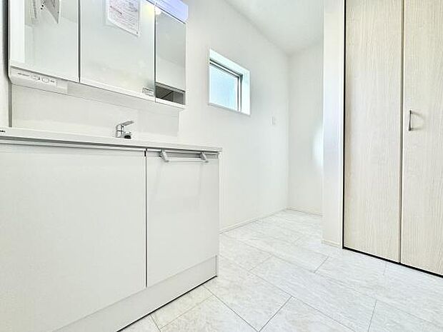 洗面室には、洗濯後の衣類やタオルをスッキリ収納できる「リネンスペース」が設置され、快適なサニタリー空間を実現させます！