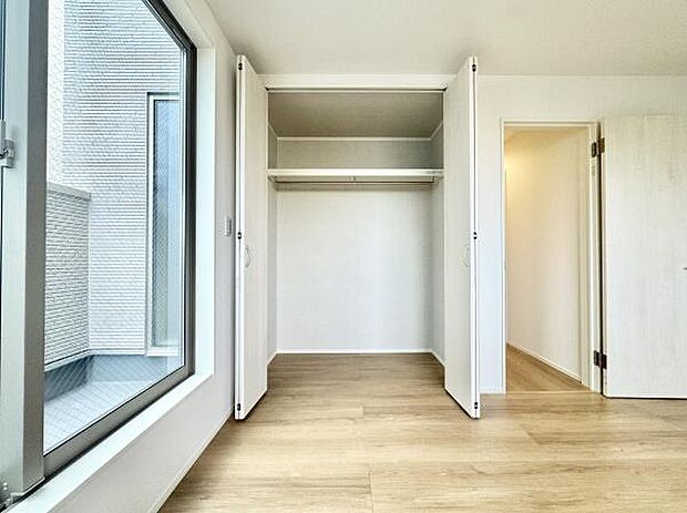 やわらかな日差しが心地よく差し込むお部屋。寝室や子ども部屋にもぴったりの空間です。