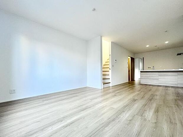 広々18.1帖のLDKは家族全員がゆったりとくつろげる空間です。リビングとダイニングを自由に使い分けられるため、様々なライフスタイルに対応します!