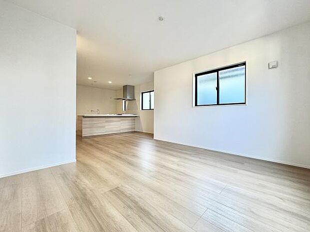 明るく開放的なリビングが魅力。自然光に包まれる心地よい空間で、日々の暮らしがより豊かになります。