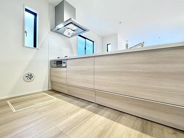 リビングにつながる、開放的で洗練されたキッチンスペース。目の前に家族の様子を感じながら料理ができる配置は、子育て中のご家庭にもぴったり。