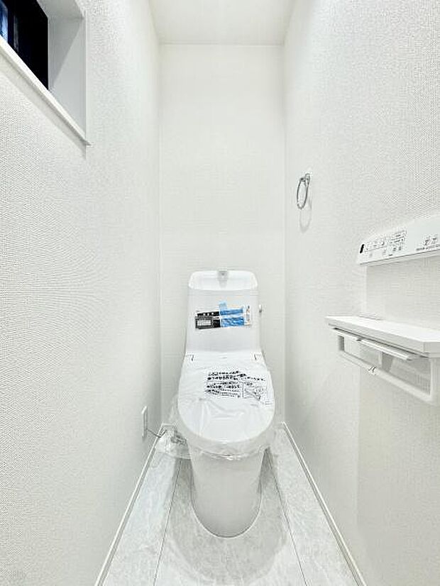 トイレは1階と2階にあります!いつでも快適に使える温水洗浄便座を設置!窓があり換気も十分行えます!
