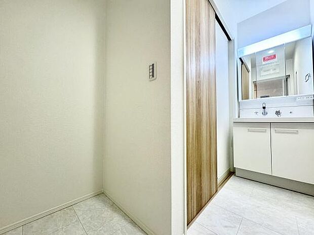 三面鏡付き洗面化粧台。合わせ鏡で後ろのスタイリングも快適。鏡の後ろは収納になっているので、細々したものを収納でき、スッキリとした洗面回りに。