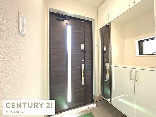 白を基調とした明るい玄関は豊富な収納でスッキリと片付き、清潔感のある印象に。毎日の出入りが快適になる機能的な空間です。全身ミラーは外出時の身だしなみチェックにあると嬉しい設備です。