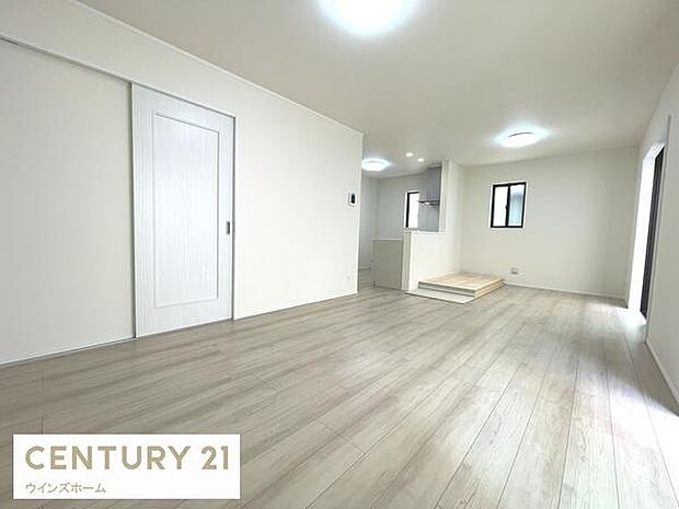 16帖超の広々LDKは家族全員がゆったりとくつろげる空間です。開放感があり、リビングとダイニングを自由に使い分けられるため、様々なライフスタイルに対応します!