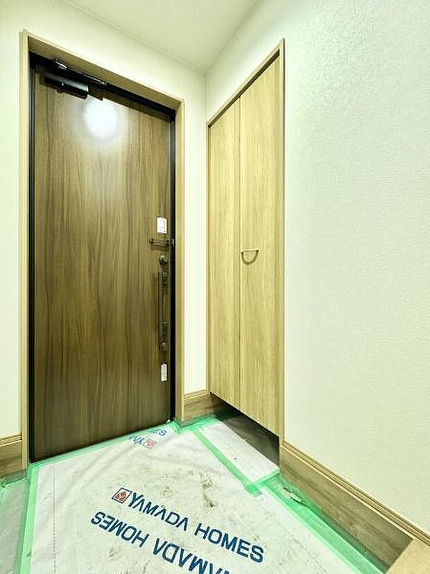 ナチュラルな「茶」の配色により落ち着いた空間を演出し、ご家族や来客者を気持ちよく出迎えます。収納力の高いシューズインクローゼットも設置され玄関をスッキリと保てます！