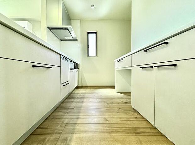 スタイリッシュなシステムキッチンは、収納力と機能性を兼ね備え、料理が楽しくなる空間。リビングとつながるレイアウトも魅力です。カップボード付きで食器等の収納力も豊富です！