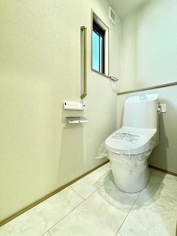 トイレは1・2階に設置され、シャワートイレが内蔵されています。窓もあるため換気も十分おこなえます！