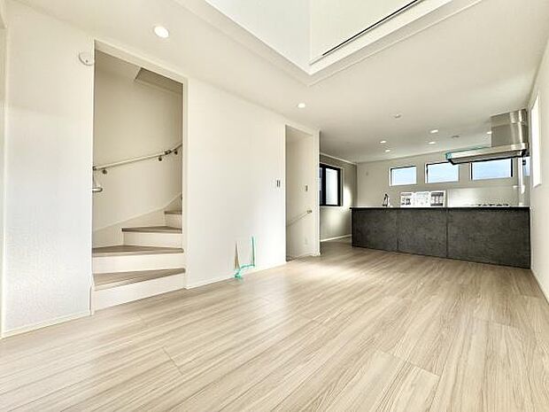 明るく開放的なリビングが魅力の一室。自然光に包まれる心地よい空間で、日々の暮らしがより豊かになります。家族のコミュニケーションのとりやすいリビングイン階段！