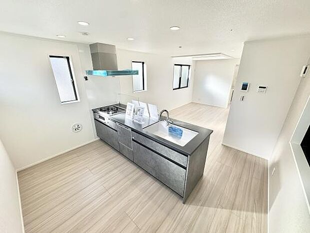 スタイリッシュなシステムキッチンは、収納力と機能性を兼ね備え、料理が楽しくなる空間。リビングとつながるレイアウトも魅力です。