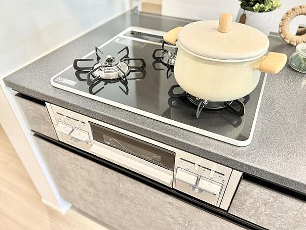 コンロは3口付いているので、おかずを同時に調理できます。お腹を空かせているご家族にいち早くお料理をお届けできます。