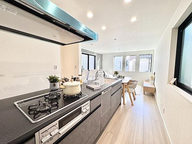 清潔感あふれるシステムキッチン。豊富な収納で家事がスムーズ。毎日の料理を効率的に、家族との時間をもっと大切にできる空間です。