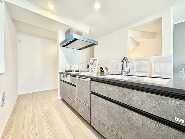 スタイリッシュなシステムキッチンは、収納力と機能性を兼ね備え、料理が楽しくなる空間。リビングとつながるレイアウトも魅力です。