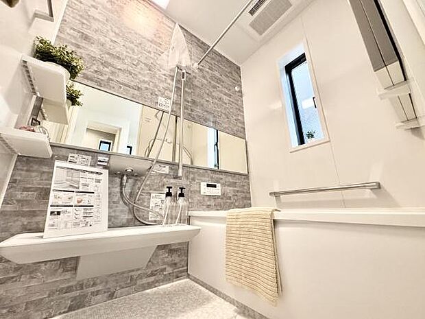 窓があり明るいお風呂スペース!心と身体をリフレッシュさせる癒しの空間でもあるバスルーム!浴室乾燥機付きです。