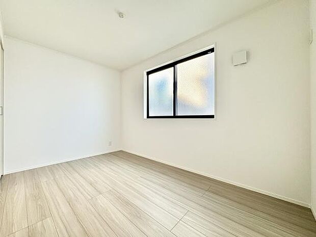 落ち着いた色合いとシンプルなデザインが魅力の洋室。クローゼット付きで、衣類や荷物の整理整頓がしやすく、使い勝手の良い快適空間です。