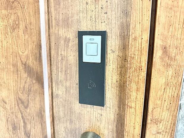 カギ穴を見せない高い防犯性と、便利な機能を両立させたピタットキー!毎日使う玄関ドアをもっと便利に!