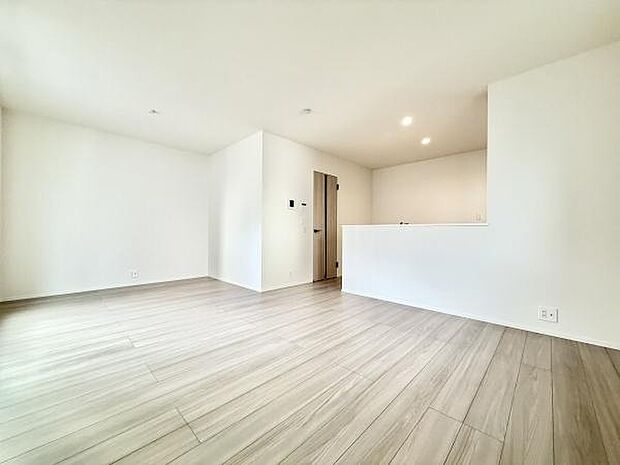 明るく開放的なリビングが魅力の一室。自然光に包まれる心地よい空間で、日々の暮らしがより豊かになります。