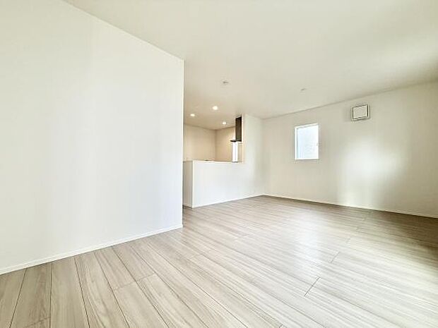 16帖の広々LDKは家族全員がゆったりとくつろげる空間です。開放感があり、リビングとダイニングを自由に使い分けられるため、様々なライフスタイルに対応します!