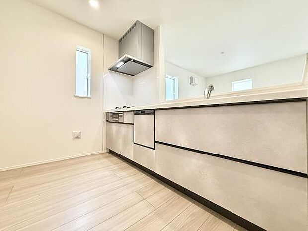 リビングにつながる、開放的で洗練されたキッチンスペース。目の前に家族の様子を感じながら料理ができる配置は、子育て中のご家庭にもぴったり。収納力も高く、使いやすさとデザイン性を兼ね備えた空間！