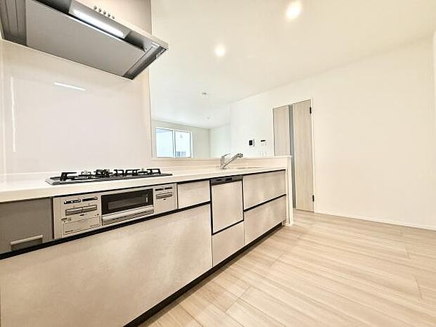 人気の対面式キッチンはリビング、ダイニングを一望できます！キッチンは作業スペースも広々、収納にも困りません！