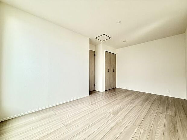 落ち着いた色合いとシンプルなデザインが魅力の洋室。クローゼット付きで、衣類や荷物もスッキリ収納。使い勝手の良い快適空間です。