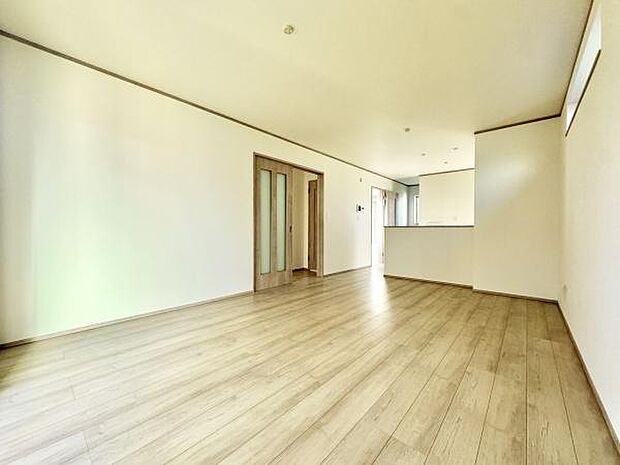 17.81帖の広々LDKは家族全員がゆったりとくつろげる空間です。リビングとダイニングを自由に使い分けられるため、様々なライフスタイルに対応します!