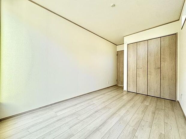 バルコニーに面し開放感のある主寝室!クローゼットが設置されており、整理整頓もしやすくなります!