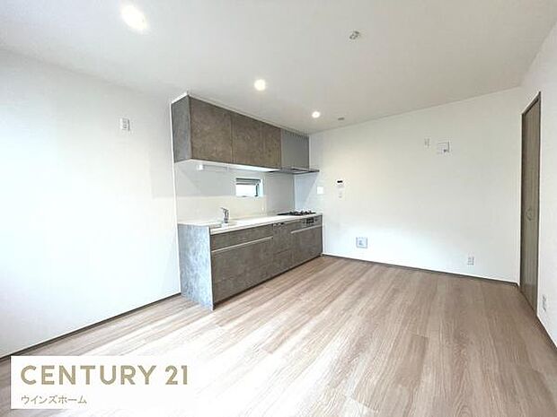 窓から光が差し込むリビング!2階LDKは外からの視線が気になりにくいのでプライバシーも確保しやすいです。