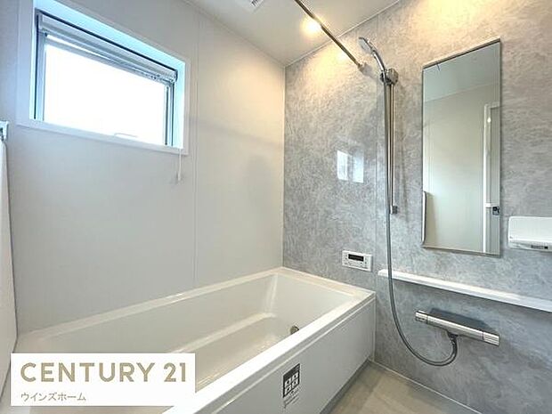 ゆったりとした広さのお風呂スペース!心と身体をリフレッシュさせる癒しの空間でもあるバスルーム!浴室暖房乾燥機付きです。