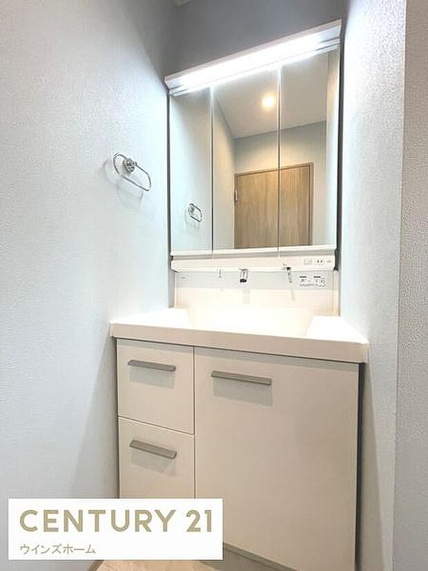 三面鏡付き洗面化粧台。合わせ鏡で後ろのスタイリングも快適。鏡の後ろは収納になっているので、細々したものを収納でき、スッキリとした洗面回りに。