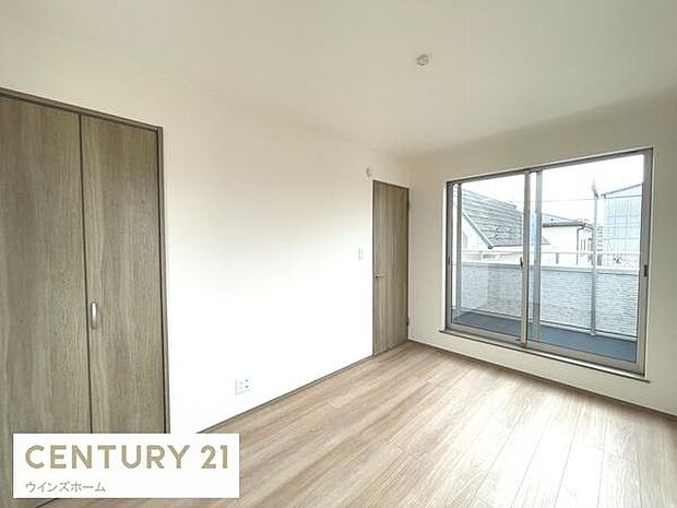 バルコニーに面した洋室5.5帖はクローゼット付き。お部屋すっきり快適な空間でくつろげます!