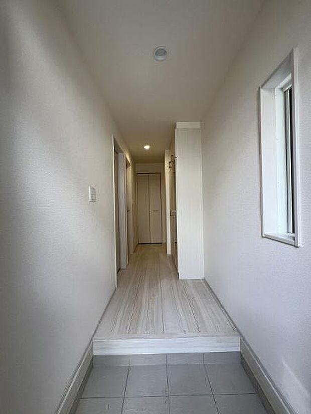 明るく清潔感のある玄関は、大容量の収納スペースがいっぱい、靴や小物をすっきり整理できる機能的な空間です。