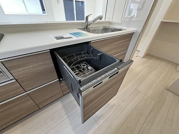 ビルトイン食洗機付きのシステムキッチンで家事の負担を軽減、忙しいパパママをサポートします!