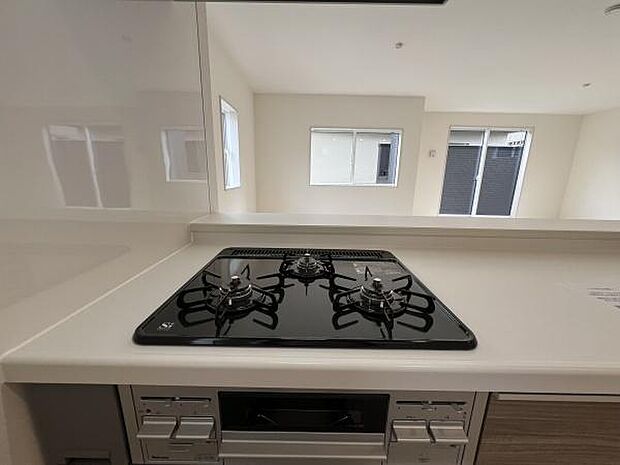 コンロは3口付いているので、おかずを同時に調理できます。お腹を空かせているご家族にいち早くお料理をお届け!