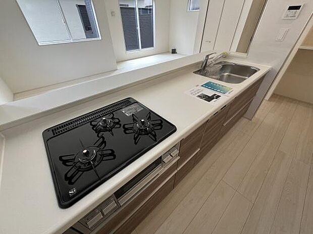 リビングにつながる、開放的で洗練されたキッチンスペース。目の前に家族の様子を感じながら料理ができる配置は、子育て中のご家庭にもぴったり。