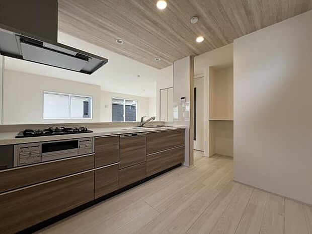 スタイリッシュなシステムキッチンは、収納力と機能性を兼ね備え、料理が楽しくなる空間!