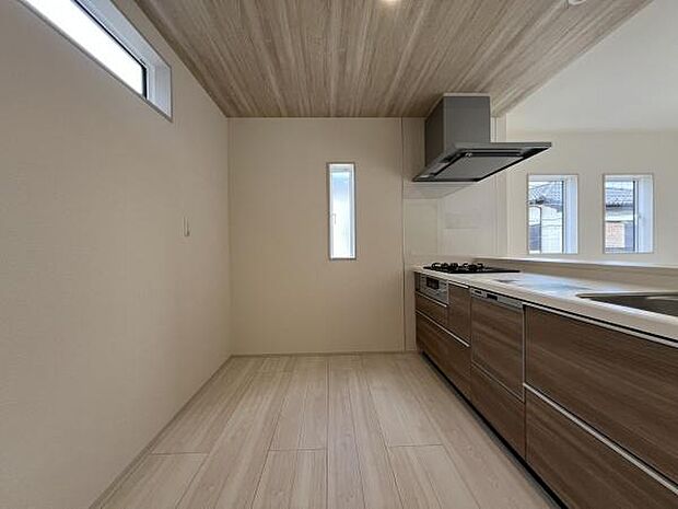 スタイリッシュなシステムキッチンは、収納力と機能性を兼ね備え、料理が楽しくなる空間。リビングとつながるレイアウトも魅力です。