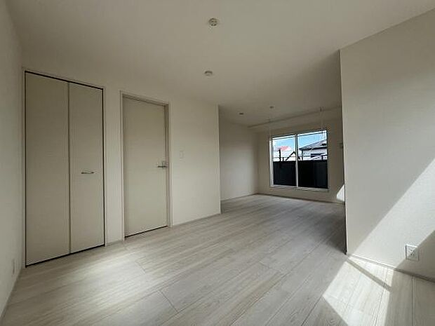 主寝室は5.25帖+5.25帖!2ドア1ルームのお部屋!家族の成長に合わせてお部屋を分けて利用する事も可能です。収納も2か所設置されており、スッキリとした空間で寛げます!