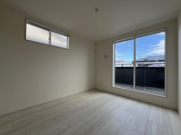 バルコニーに面し、室内にたっぷりと自然光を取り入れることができ、明るく開放的な空間を作ります!