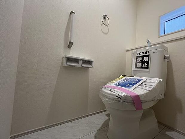 トイレは1・2階に設置され、シャワートイレが内蔵されています。窓もあるため換気も十分おこなえます!